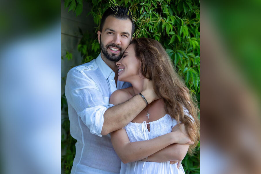 Певец Денис Клявер публично поздравил жену с годовщиной свадьбы