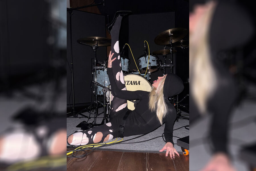 Глюкоза похвасталась эффектной растяжкой в рваных колготках на фото в Instagram