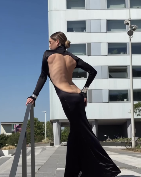 Певица Вера Брежнева показала кадры со съемки в откровенном платье без белья