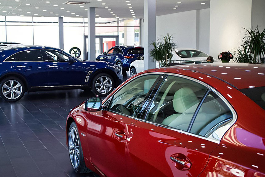 Продажи новых легковых автомобилей в России упали на 24%