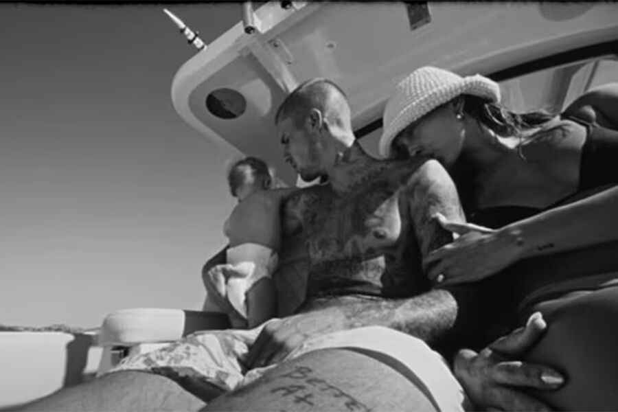 Певец Джастин Бибер снял подросшего сына Джека и жену Хейли в своем клипе