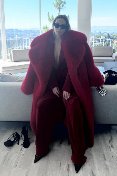 Певица Светлана Лобода снялась в жакете без бюстгальтера и топа