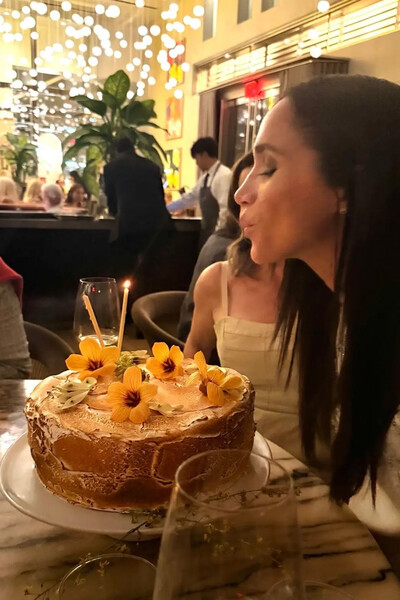 Герцогиня Меган Маркл снялась с праздничным тортом в ресторане