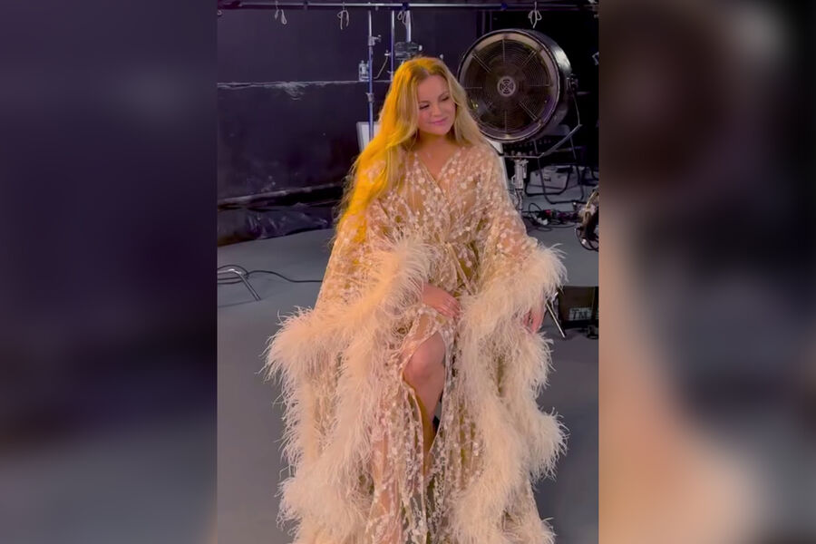 Жена композитора Игоря Николаева снялась в будуарном платье