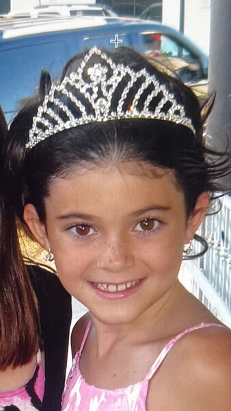 Модель Кайли Дженнер выложила детское фото в сияющей короне