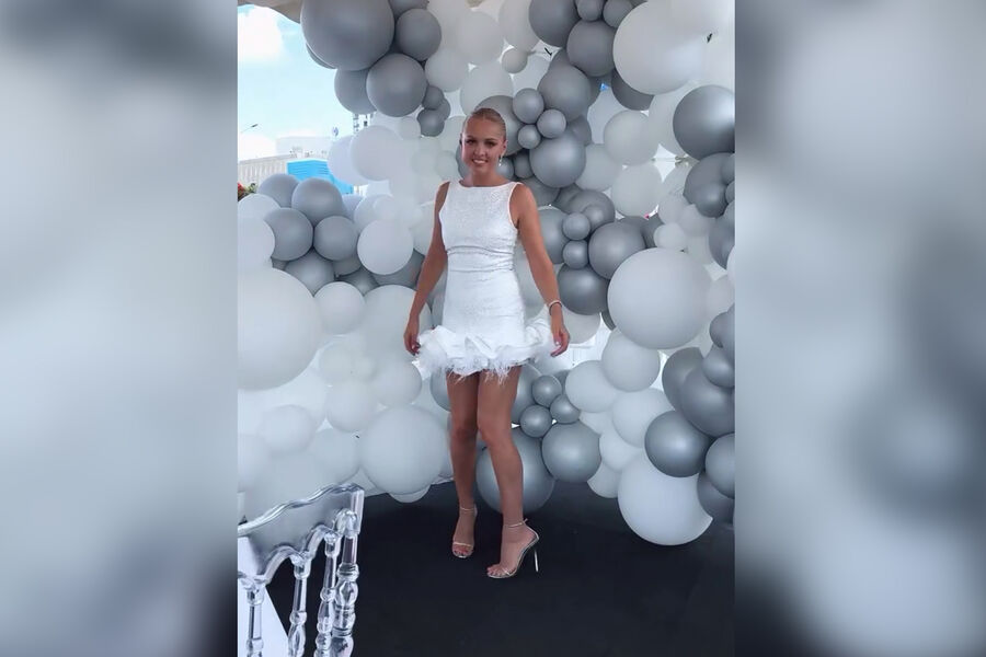 Актриса Янина Студилина отметила 40-летие в мини-платье