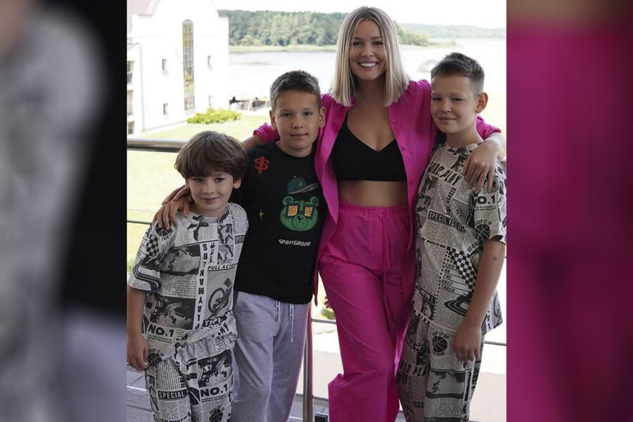 Актриса Мария Кожевникова снялась в топе и брюках после похудения