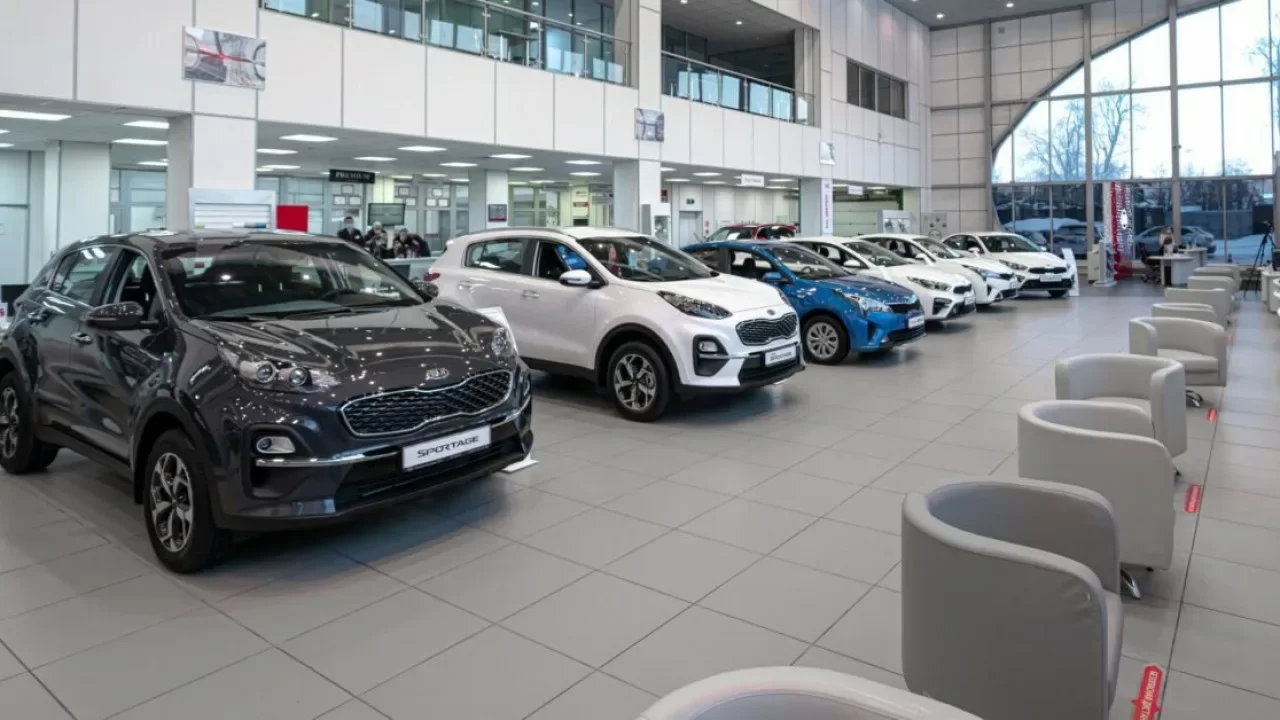 «Автостат»: дилеры в РФ продолжают продавать новые авто, выпущенные в 2023 году