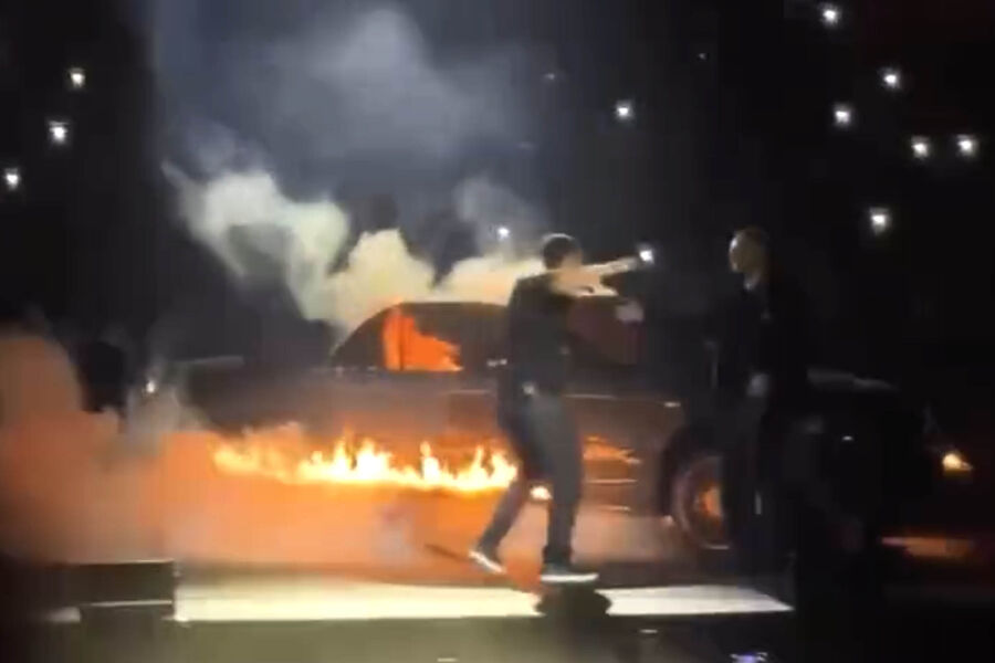 Рэпер Macan поджег BMW на сцене