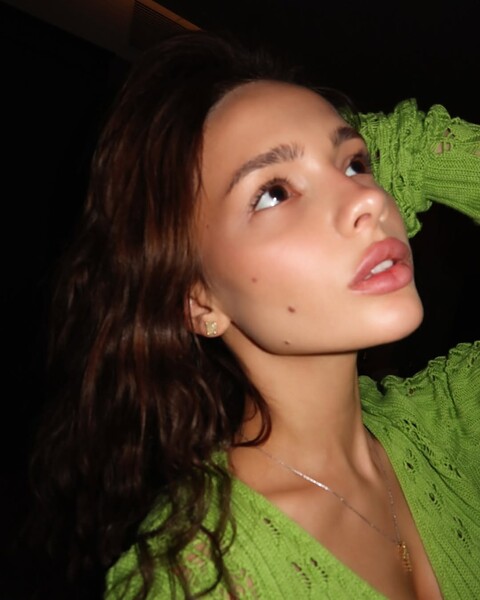 Блогерша Валя Карнавал заявила, что стеснялась своих родинок на лице в школе