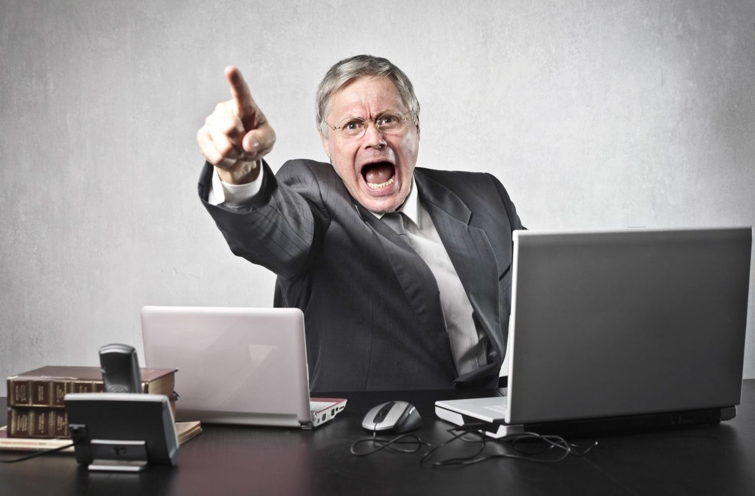 Каждый третий россиянин недоволен атмосферой на работе из-за руководства