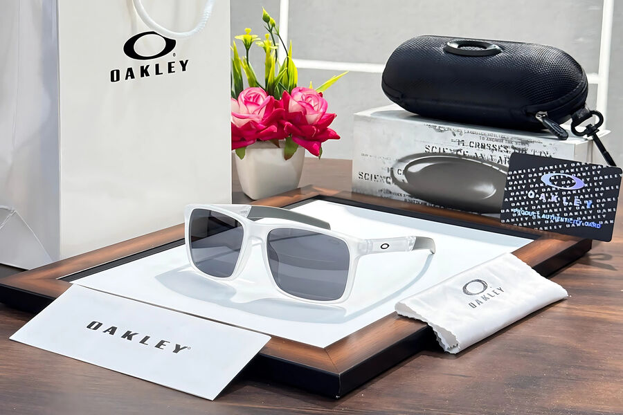 Очки Oakley HSTN с нейросетью обойдутся россиянам почти в 46 тысяч рублей