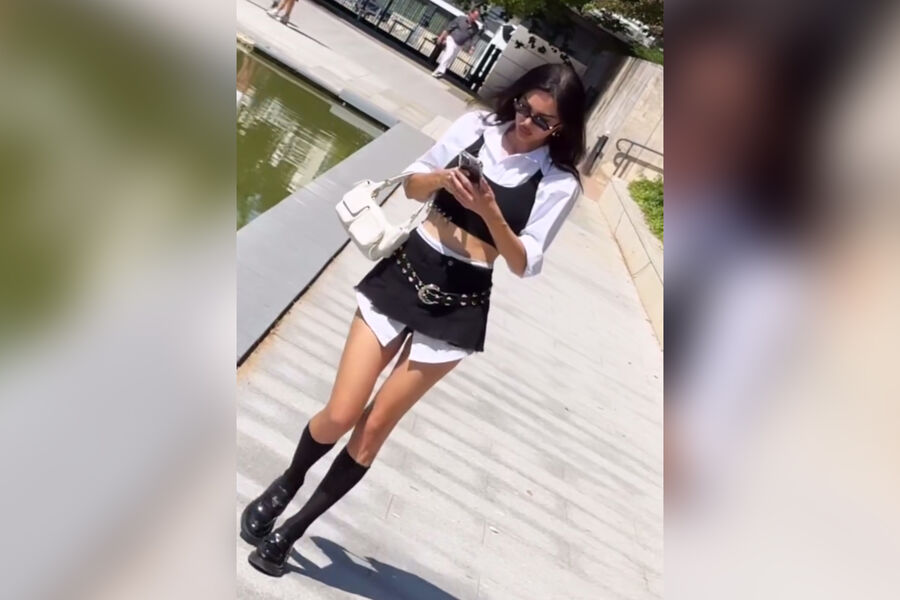 Блогерша Оксана Самойлова снялась в топе и мини-юбке в Париже