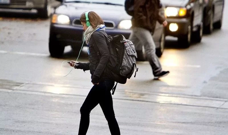 Юрист Ольшанский: пешеходов в наушниках нужно штрафовать на 2 тысячи рублей