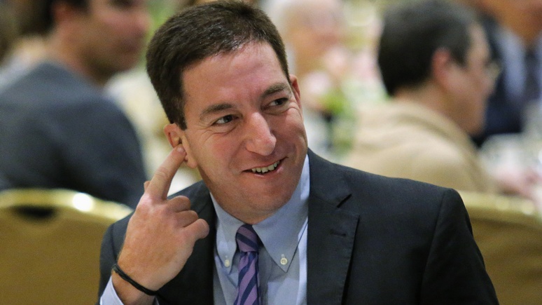 Американский журналист Гленн пришел в восторг от бутылки русской водки в подарок