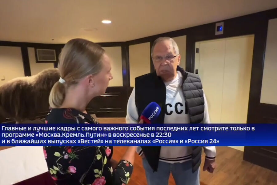 Путин в шутку назвал Лаврова империалистом из-за свитера с надписью «СССР»