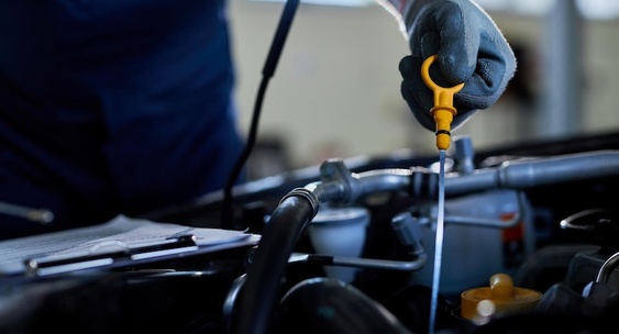 Автогонщик Сугробов перечислил 3 причины повышенного расхода моторного масла