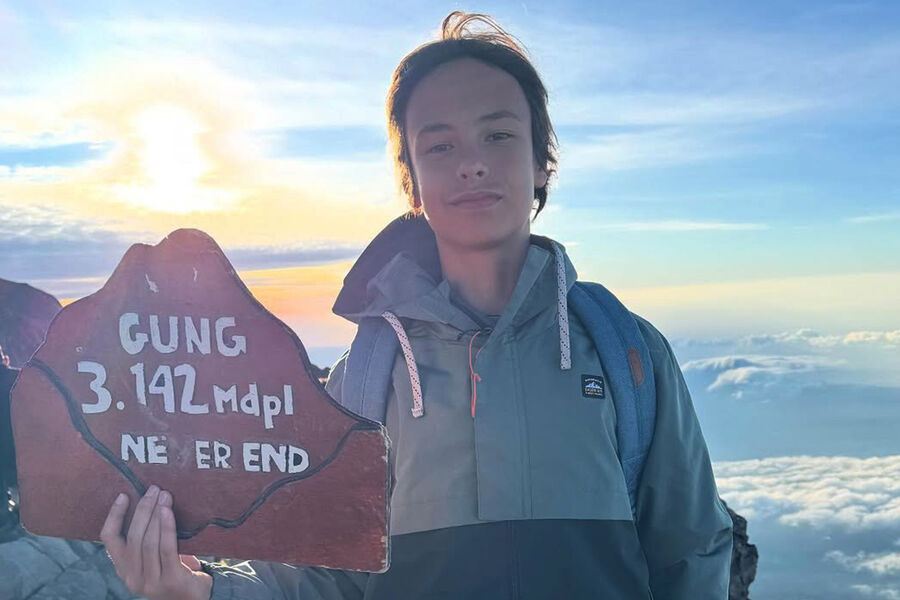 Сын Гуфа Сэм взобрался на вулкан Агунг