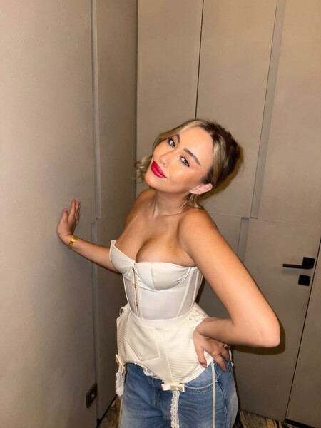 Внучка ведущего Маслякова Таисия снялась в корсете с глубоким декольте