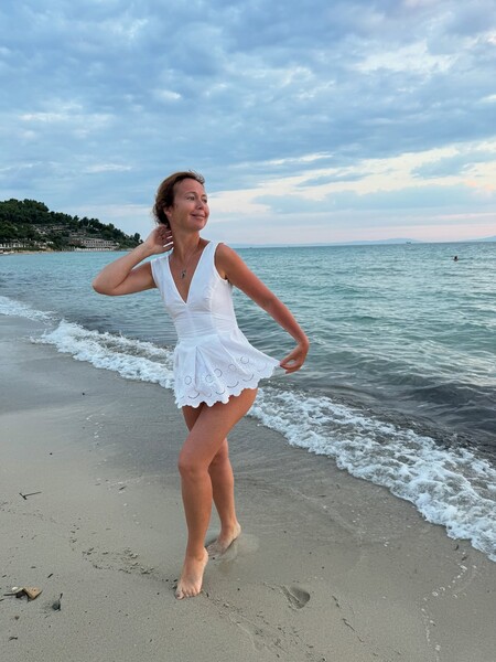 Актриса Елена Захарова показала фигуру в мини-платье