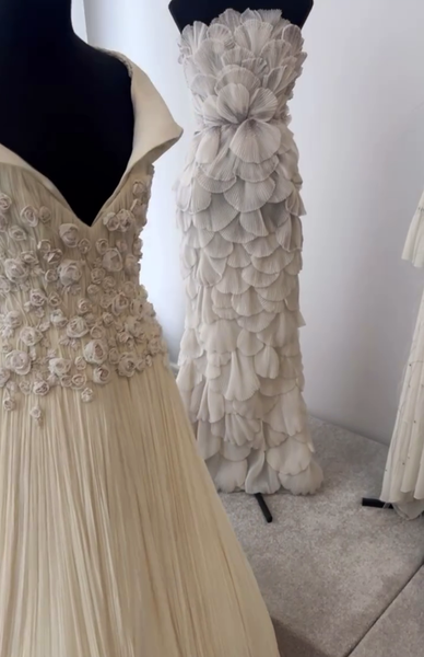 Беременная актриса Муцениеце начала выбирать свадебное платье