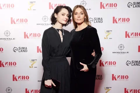 Актриса Любовь Толкалина вышла в свет с дочерью от режиссера Кончаловского