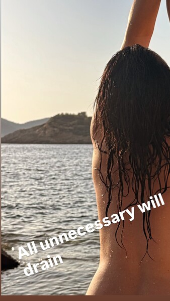 Певица Анна Нетребко показала себя обнаженной