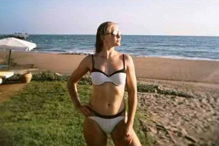 Актриса Юлия Пересильд показала фигуру в бикини