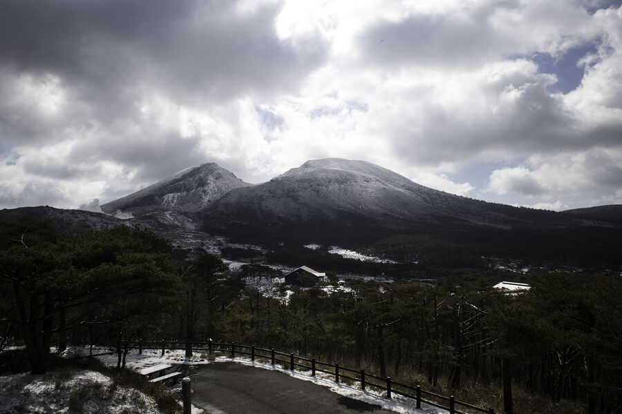 В Японии вулкан Симмоэ выбросил столб пепла и дыма на высоту 5,5 км