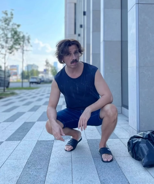 Комика Максима Галкина назвали сексуальным из-за свежего фото с усами и в шлепках