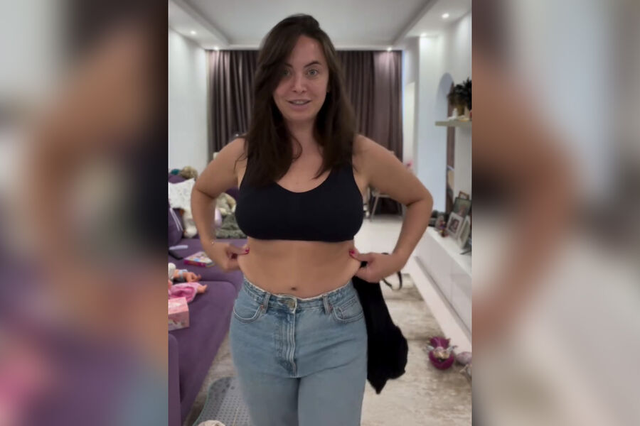 Блогер Фриске снялась в джинсах и бюстгальтере, показав недостатки фигуры