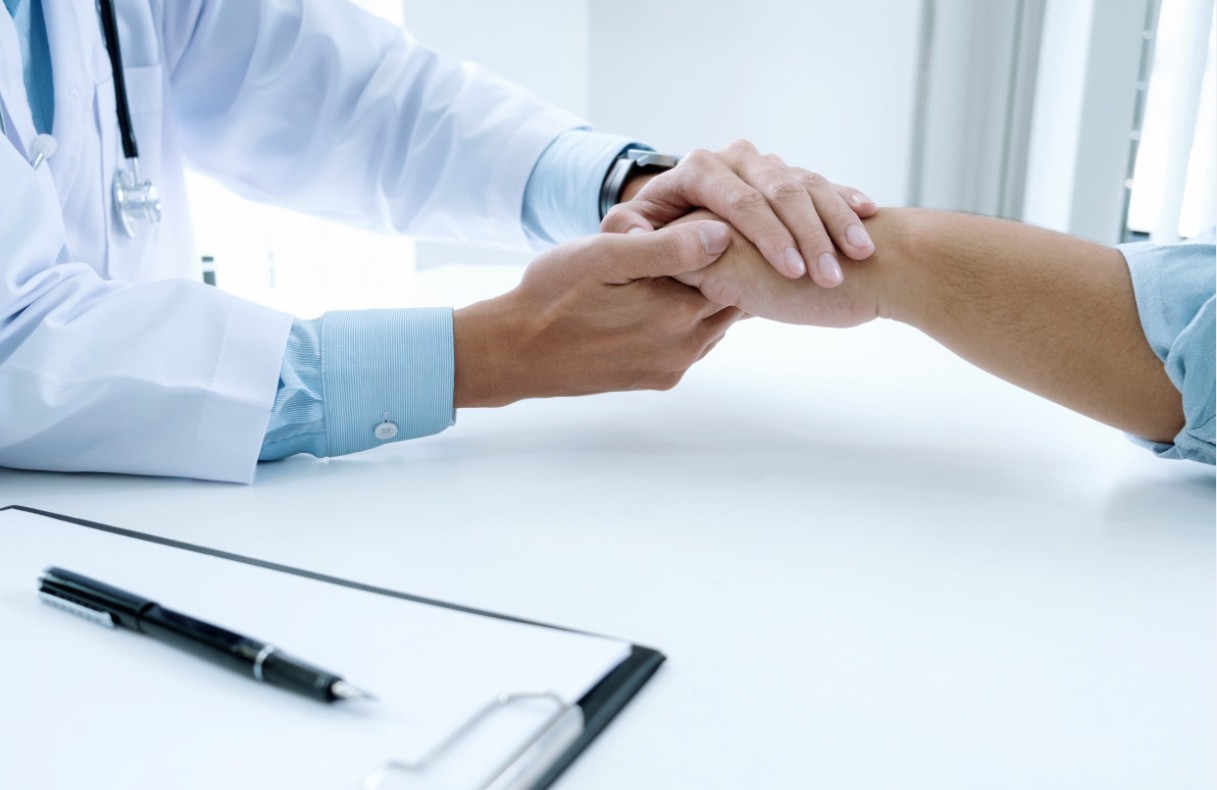 Остеопат Симкин объяснил, какие заболевания могут скрываться за болью в груди