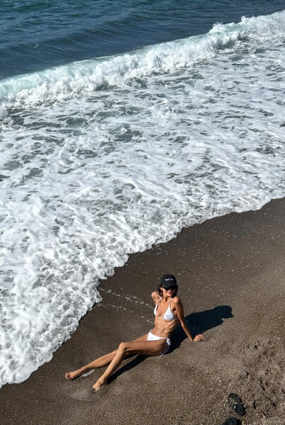 Жена продюсера Александра Цекало опубликовала фото в бикини