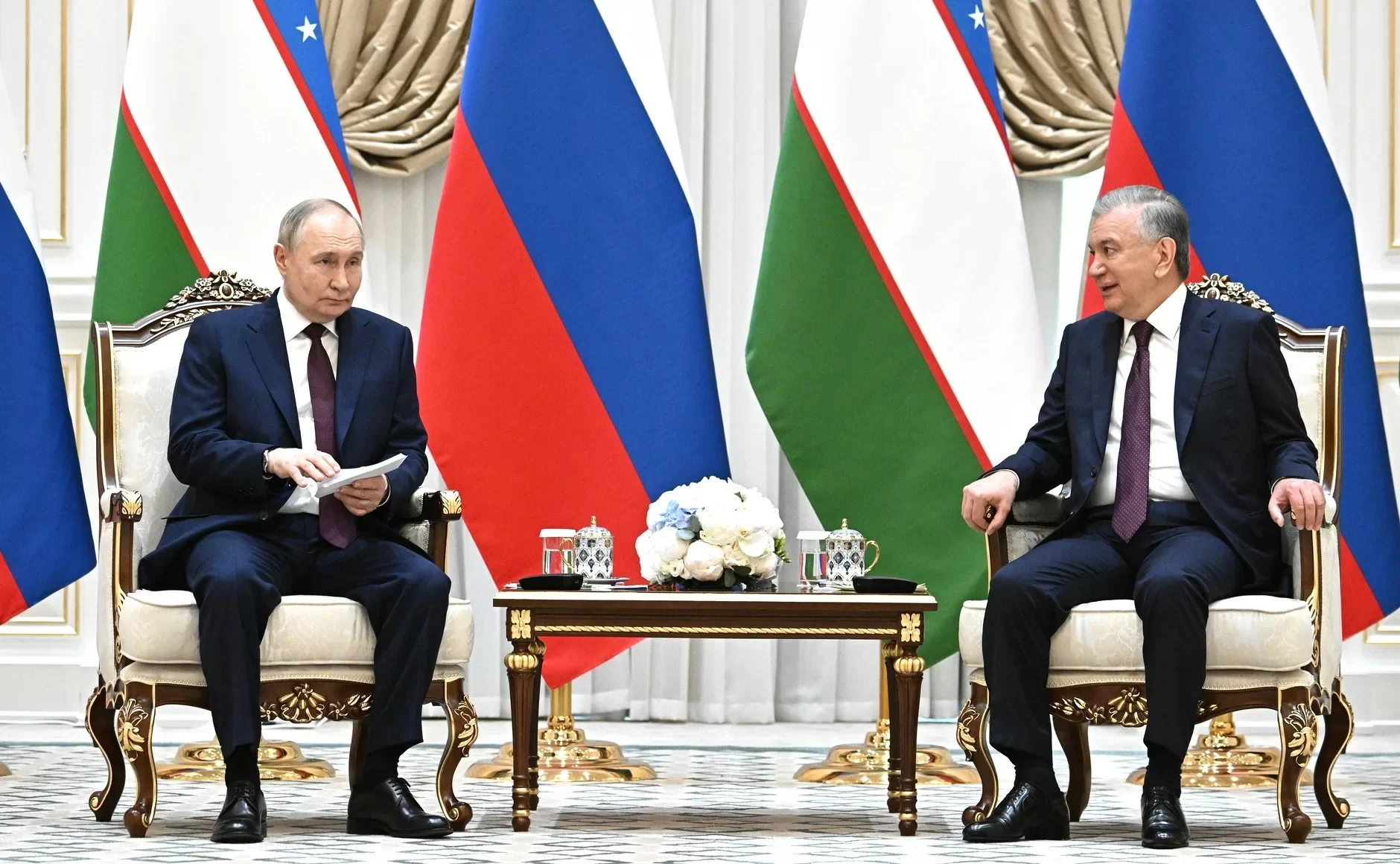 Путин провел встречу с президентом Узбекистана Мирзиеевым в Пекине