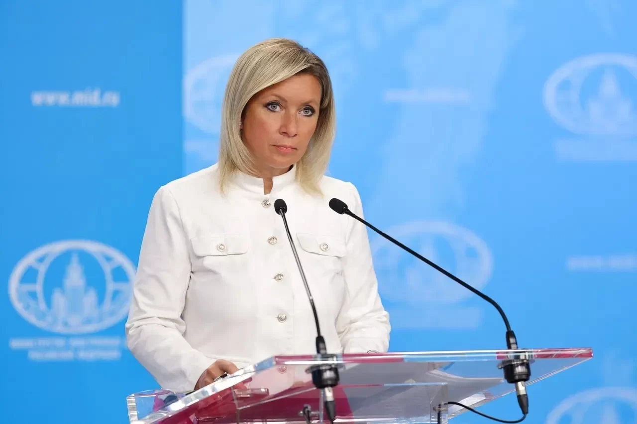 Захарова: хочется посмотреть бумажные карты, по которым сел борт фон дер Ляйен