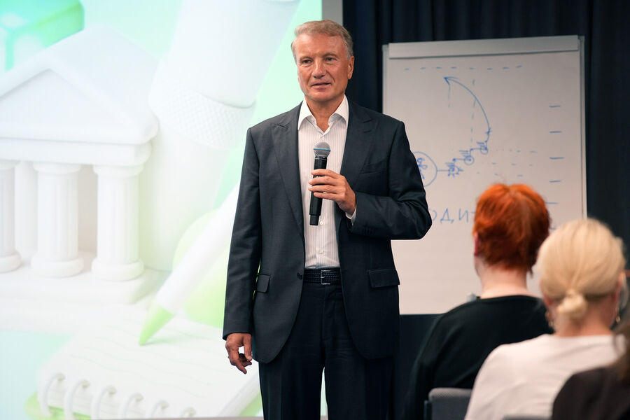 Греф прогнозирует снижение ключевой ставки ЦБ