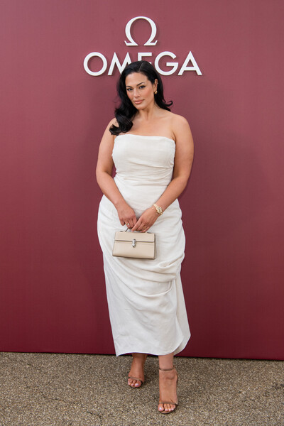 Plus-size модель Эшли Грэм показала фигуру в платье с облегающим верхом