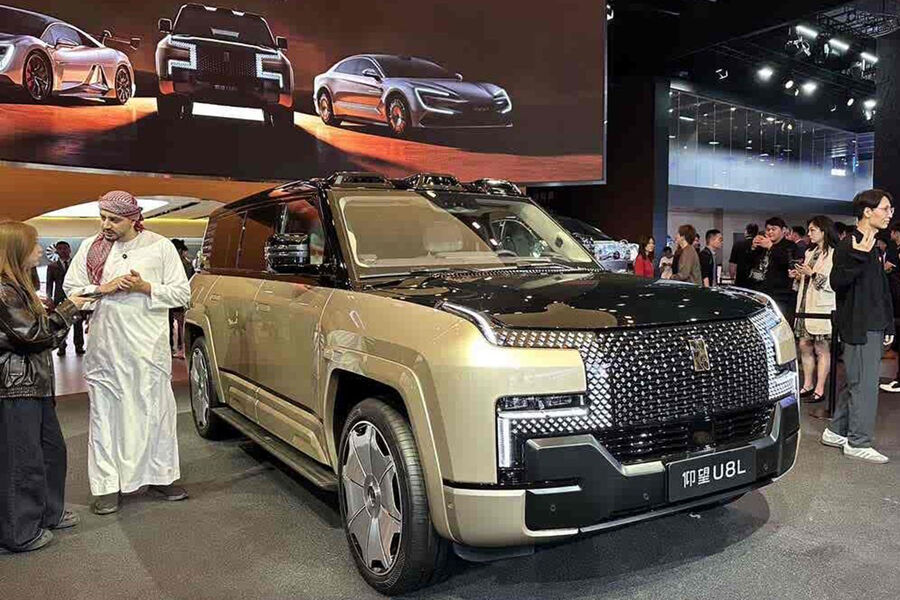 BYD начал продажи в КНР внедорожника Yangwang U8L с логотипом из чистого золота
