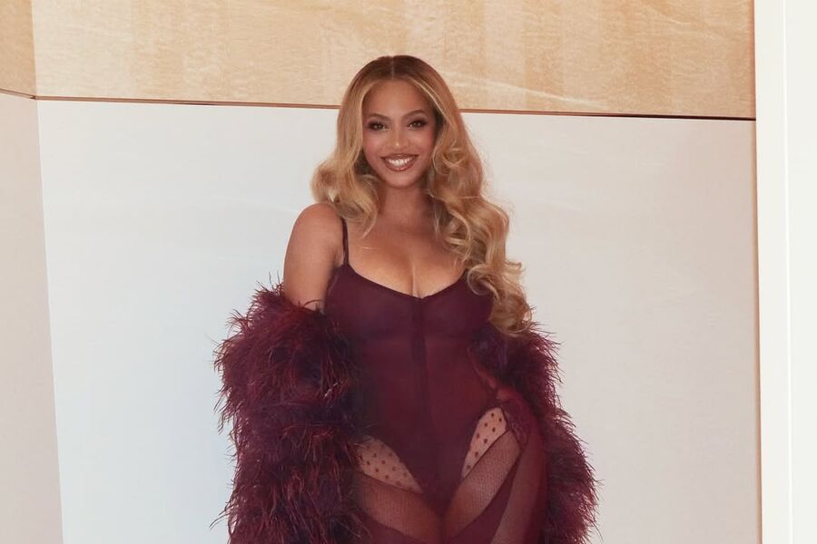 Певица Бейонсе выложила фото в полупрозрачном платье