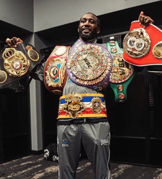 Боксер Бивол назвал заслуженной победу Кроуфорда над Альваресом