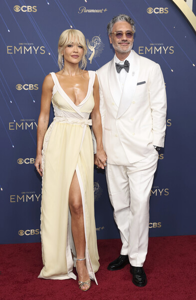 Певица Рита Ора в платье с разрезом до бедра снялась с Тайкой Вайтити