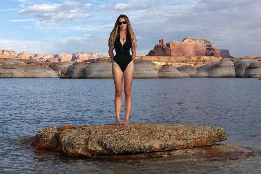 Скандальная актриса Сидни Суини снялась в купальнике с декольте