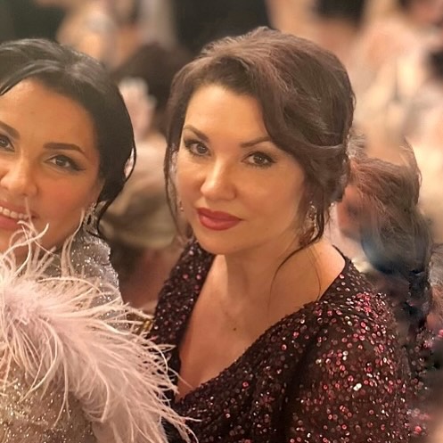 Певица Анна Нетребко поделилась редкими фото с сестрой