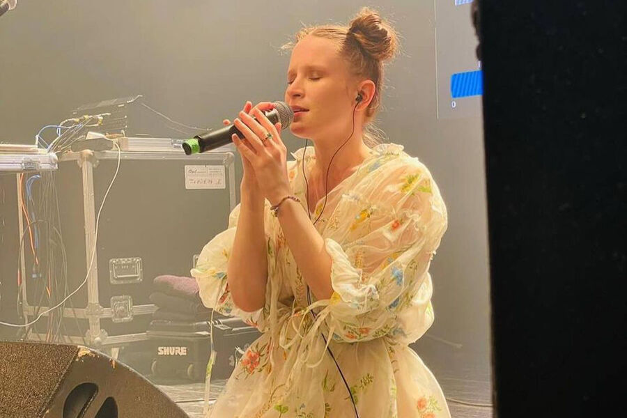 Монеточка гастролирует с семьей, требует роскошные условия и охрану