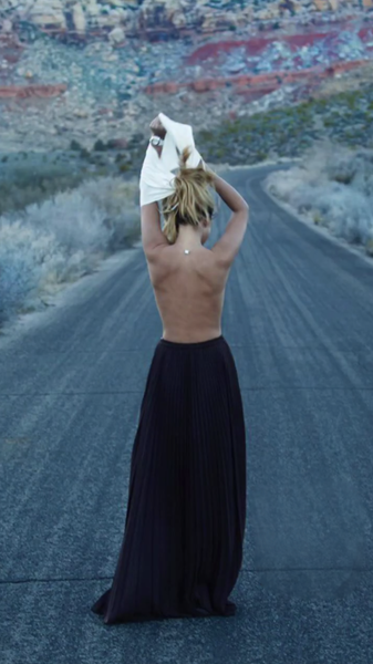 Певица Настя Задорожная опубликовала фото со съемки топлес