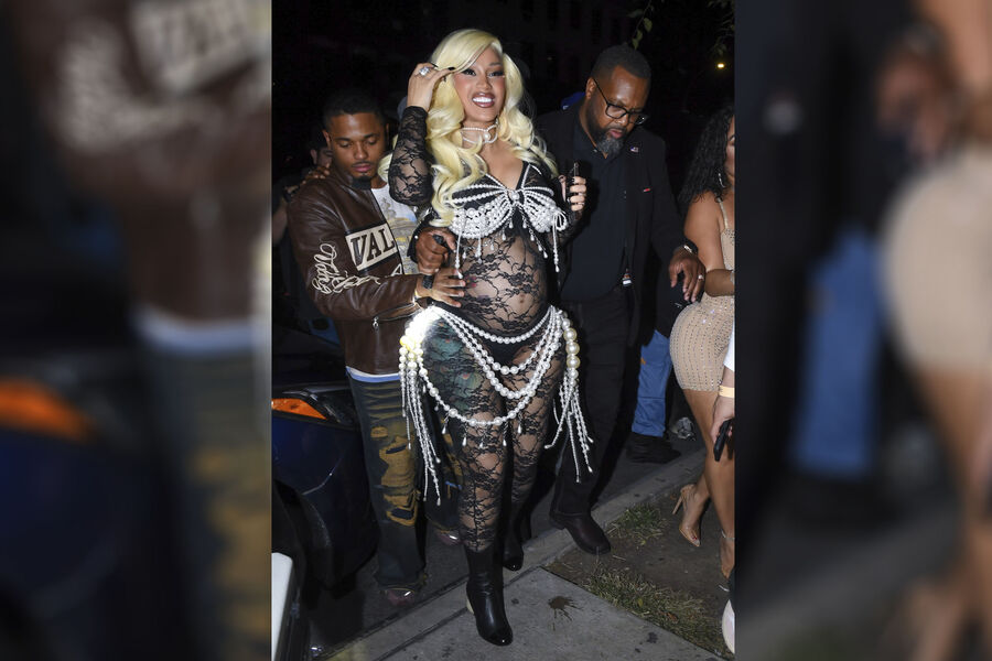 Рэперша Карди Би появилась на публике в прозрачном комбинезоне из кружева
