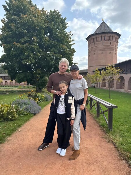 Фигуристка Татьяна Навка опубликовала редкое фото с мужем Песковым и их дочерью