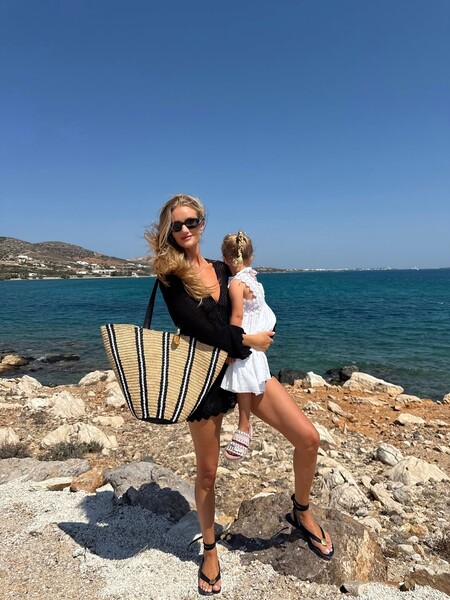 Модель Рози Хантингтон-Уайтли в мини-платье позировала с дочерью на руках