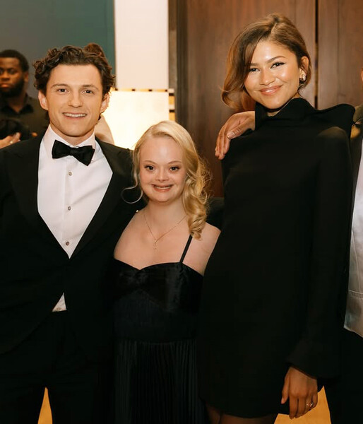 Актриса Зендая в мини-платье вышла на публику с женихом Холландом