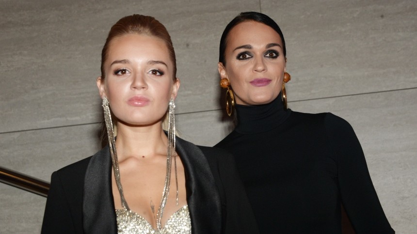 Дочь певицы Славы разрешила публично вылить ей на голову ведро воды